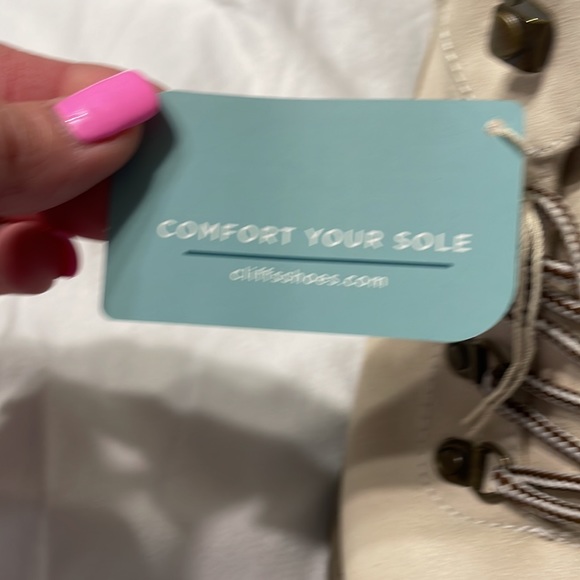 Boots - Picture 3 of 9